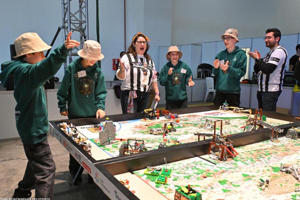 Genc mucitler Fuar Izmirde bulustu